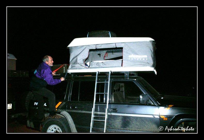 028 Les tentes Maggiolina sont deployees sur les toits des vehicules